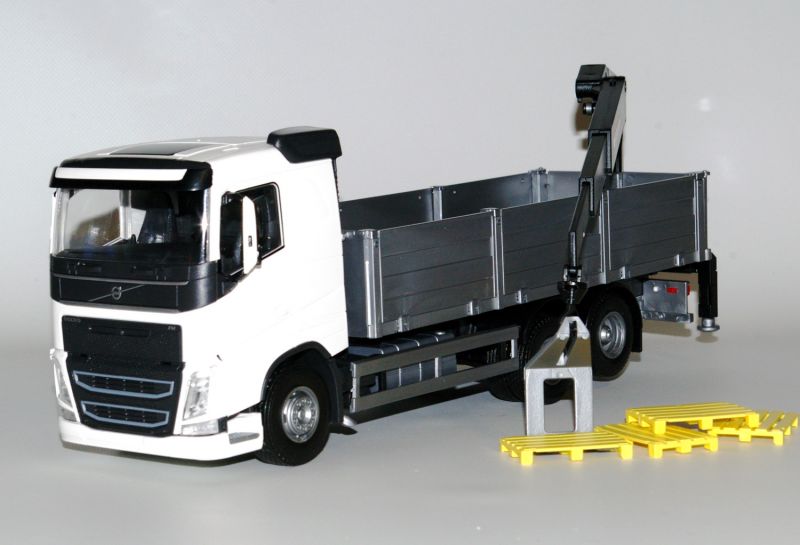 Volvo FH 6x4 met Bouwmaterialenopbouw + Kraan Wit - 1:25