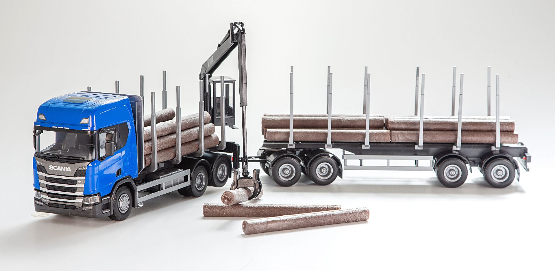 Scania CR 20H 6x4 Blue Log Transporter and Crane with Cab with 4-axle Logtransport Trailer - 1:25